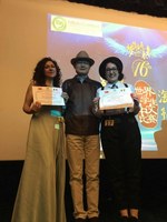 Maria e Martina alla premiazione con Il Prof. Yan  Chunyou